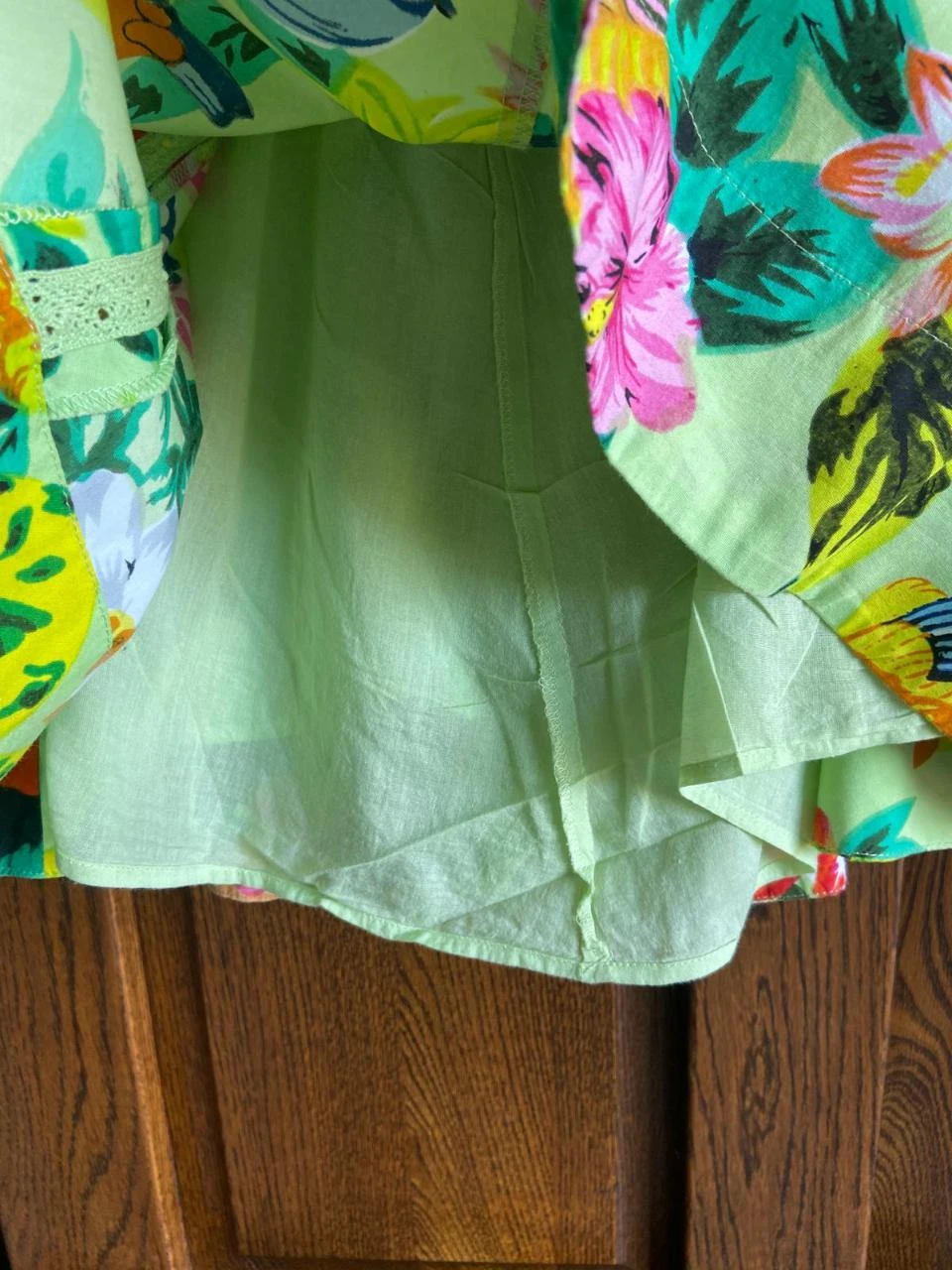 Saia rodada com estampa floral sobre fundo verde menta. Steps every day – photo 9